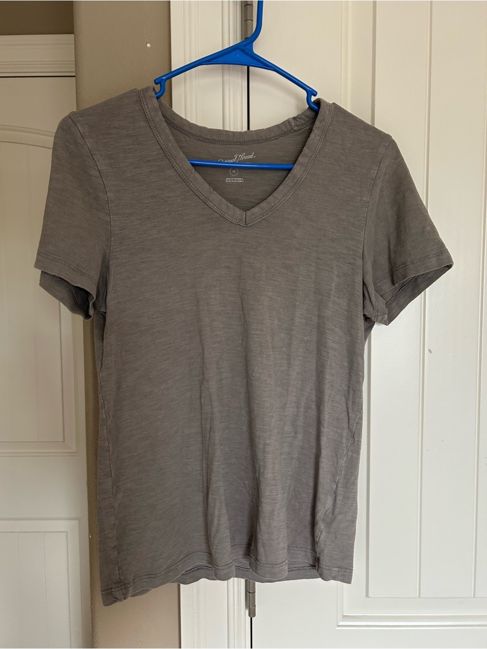 Universal Thread Gray V-Neck Short Sleeve Tee
